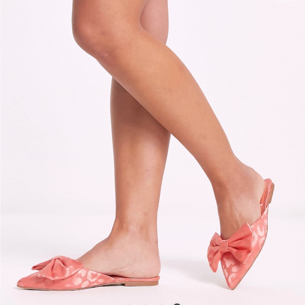 Wide fit oversized bow pointed bow flat mules in coral size 9 nwt